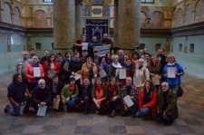 Uczestnicy objazdowego szkolenia po szlaku transgranicznym Shtetl Routes w synagodze w Łańcucie