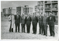 Władze Lubelskiej Sp&oacute;łdzielni Mieszkaniowej na tle powstająych budynk&oacute;w osiedla