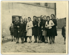 Uczennice szkoły pani Michaliny Sobolewskiej na podwórku szkolnym