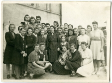 Uczennice szkoły pani Michaliny Sobolewskiej z panią Poznachowską