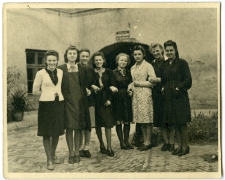 Amelia Krzysiak z uczennicami szkoły pani Michaliny Sobolewskiej