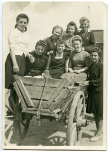 Uczennice szkoły pani Michaliny Sobolewskiej na wozie