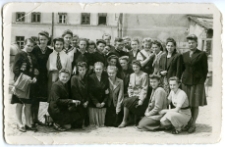 Uczennice szkoły pani Michaliny Sobolewskiej z księdzem Kiełtem