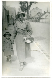 Dariusz Machnicki na spacerze z mamą