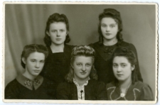 Uczennice Gimnazjum Humanistycznego Żeńskiego Michaliny Sobolewskiej u fotografa