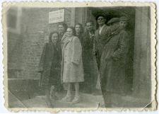 Pracownicy Sp&oacute;łdzielni Pracy &bdquo;Wł&oacute;kno Krajowe&rdquo; przed budynkiem