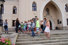 Rozpoczęcie wycieczki po Starym Mieście przez dzieci z SP Matczyn.