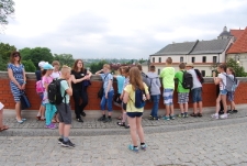Uczestnicy spaceru po Starym Mieście słuchają opowieści o dzielnicy żydowskiej w Lublinie.