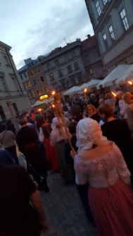 Mieszczanie na ul. Złotej.