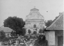 Odpust przed kościołem parafilanym w Wojsławicach