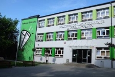 Fragment wiersza Tadeusza Różewicza wykorzystany w muralu na IX Liceum Ogólnokształcącym w Lublinie