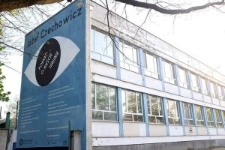 Fragment "Poeamtu o mieście Lublinie" J&oacute;zefa Czechowicza na ścianie jednej z wrocławskich szk&oacute;ł.