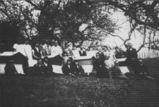 Pasieka Bobrzyka w Nałęczowie w 1929 roku – szkolenie pszczelarskie uczennic szkoły żeńskiej w Nałęczowie