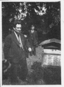 Dr Stefan Blank-Weissberg w pasiece Ogniska Kultury Rolnej w Zemborzycach w 1933 roku