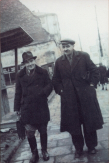 Stanisław Jasiński z Ludwikiem Majeranowskim na ulicy Warszawy w 1947 roku