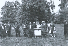 Uczestnicy kursu pszczelarskiego dotyczącego pasiek leśnych organizowanego w Rogowie w 1953 roku przez Przedsiębiorstwo „Las”