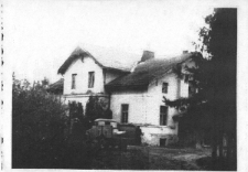 Zdjęcie z roku 1945 budynku gospodarczego w Żabiej Woli, w którym miało być sanatorium jadolecznictwa
