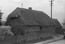 Zagroda wiejska od strony drogi w Sarbinowie (pow. Żnin, woj. bydgoskie)