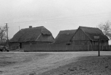 Zagroda wiejska od strony drogi w Sarbinowie (pow. Żnin, woj. bydgoskie)
