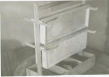 Pasieka Stanisława Jasińskiego na Poczekajce koło Lublina około 1955 roku - dawny typ nosidełka do ramek