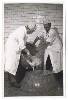 Rozlewnia miodu w Lublinie przy ulicy Staszica 5 około 1948 roku – przelewanie miodu