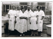 Rozlewnia miodu w Lublinie przy ulicy Staszica 5 około 1948 roku – pracownicy na dziedzińcu