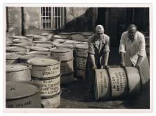 Rozlewnia miodu w Lublinie przy ulicy Staszica 5 około 1948 roku &ndash; ustawianie beczek z miodem na dziedzińcu