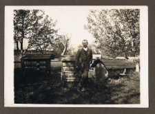 Pasieka na Lubelszczyźnie lata 30-te &ndash; pszczelarz, ule i barcie