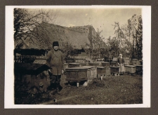 Pasieka na Lubelszczyźnie, lata 30-te – pszczelarz i ule na tle zbudowań gospodarskich