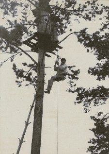 Kadr filmu pt. &bdquo;Bartnictwo Puszczy Grodzieńskiej&rdquo; z 1938 roku przedstawiający bartnika pod barcią