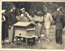 Grupa pracowników i magistrantów Wyższej Szkoły Rolniczej w Olsztynie na wycieczce do Pszczelej Woli w lecie 1957 roku