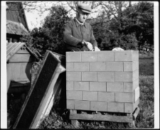 Pszczelarz Aleksander Kozina z Bronowa na Lubelszczyźnie w trakcie budowy ula murowanego