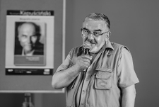 Redaktor Piątkowski podczasu Wakacyjnej Akademii Reportażu w Siennicy R&oacute;żanej.