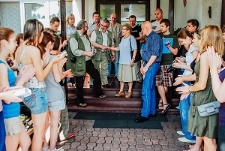 Redaktor Piątkowski z uczestnikami pierwszej edycji Wakacyjnej Akademii Reportażu.