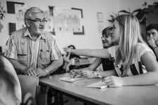 Studenci Wakacyjnej Akademii Reportażu podczas warsztatu redaktora Piątkowskiego