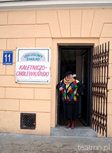 Barbara Abramowicz przy wejściu do zakładu kaletniczo-cholewkarskiego