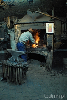 Roman Czerniec przy piecu w zakładzie kowalskim
