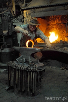 Roman Czerniec kujący podkowę w zakładzie kowalskim