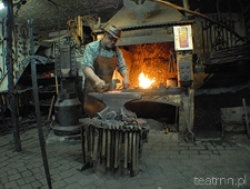 Roman Czerniec przy kowadle w zakładzie kowalskim