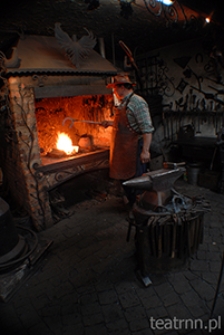 Roman Czerniec z podkową przy piecu kowalskim