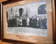 Fotografia archiwalna zawieszona na ścianie w piekarni