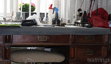 Narzędzia i przybory na biurku rzemieślnika