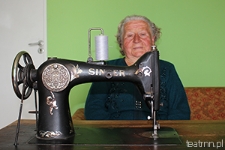 Genowefa Zamojska przy maszynie do szycia "Singer"