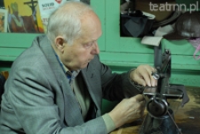 Kazimierz W&oacute;jcik przy maszynie do szycia