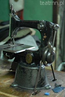 Maszyna do szycia w zakładzie czapnika Kazimierza W&oacute;jcika