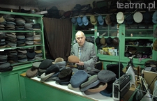 Kazimierz W&oacute;jcik w pracowni czapek pośr&oacute;d swoich wyrob&oacute;w