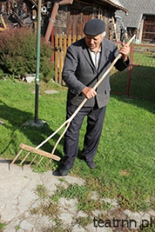 Kazimierz Zamojski z drewnianymi grabiami