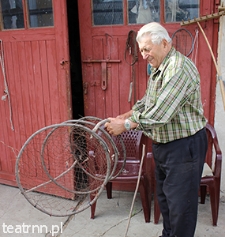 Kazimierz Zamojski z własnoręcznie wykonanymi narzędziami do połowu ryb