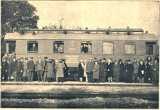 Wagon kolejowy dla pokazów pszczelniczych na stacji Rudnik n/Sanem, w czasie trzydniowego kursu pszczelniczego w 1929 roku