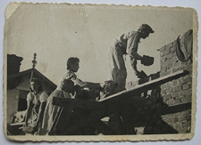 Murarz i jego pomocnica z opaską z gwiazdą Dawida